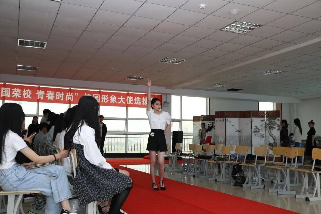 夏季的时尚女孩